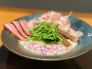 濃厚鶏白湯スープ×鰹だし×昆布だし　新感覚うどん「浪花どろうどん」